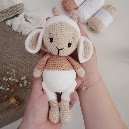 Pelote, l'agneau, modèle au crochet
