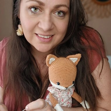 Marina, créatrice de Pensebonheur, avec un renard au crochet